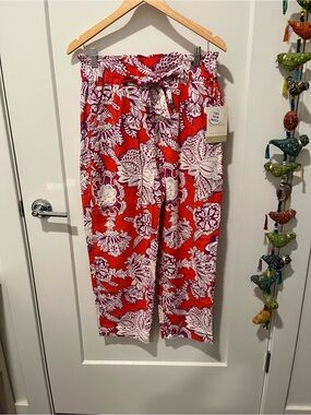 Tie-Waist Cropped Pants in Red Floral -